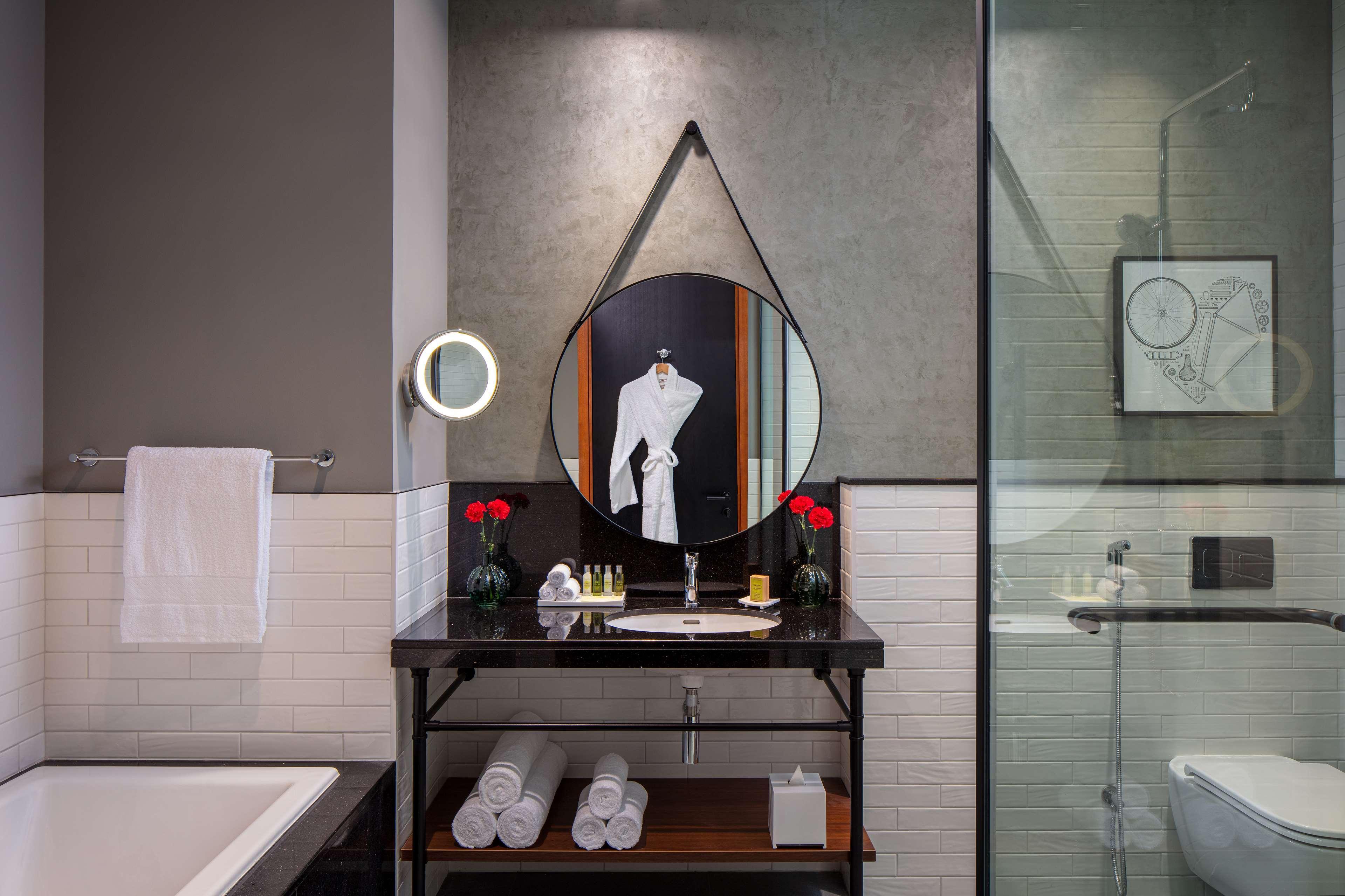 Doubletree By Hilton Dubai M Square Hotel & Residences Exterior photo Bathroom